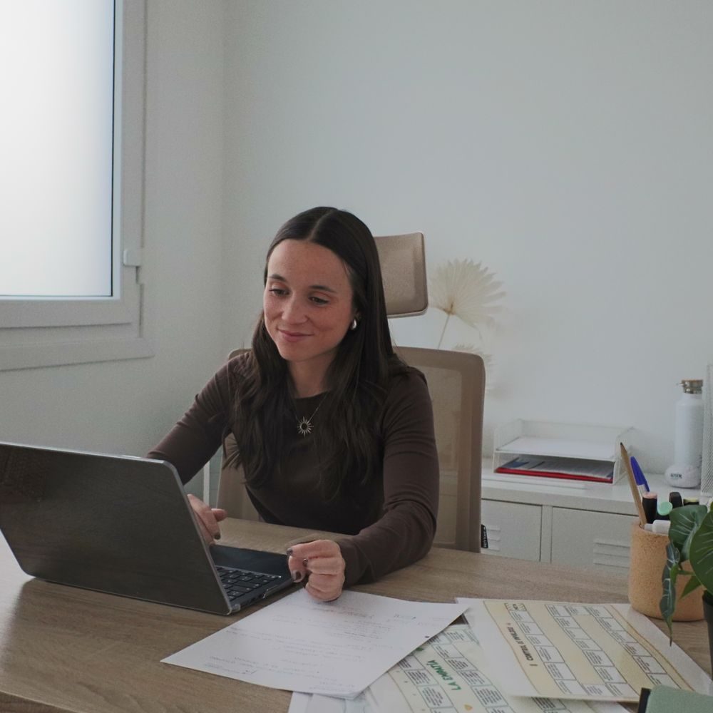 Paloma Domínguez-Adame trabajando en su consulta